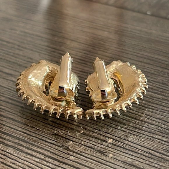 Vintage Leave Shaped Gold-tone Clip Earrings - Picture 4 of 13